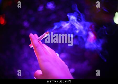 Berlin, Allemagne. Le 05 août, 2013. Une femme tient une cigarette dans sa main à l'événement 'Music répond aux médias' dans Grand Hotel Esplanade à Berlin, Allemagne, 05 septembre 2013. Photo : Jens Kalaene/dpa/Alamy Live News Banque D'Images