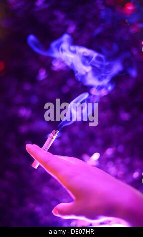 Berlin, Allemagne. Le 05 août, 2013. Une femme tient une cigarette dans sa main à l'événement 'Music répond aux médias' dans Grand Hotel Esplanade à Berlin, Allemagne, 05 septembre 2013. Photo : Jens Kalaene/dpa/Alamy Live News Banque D'Images