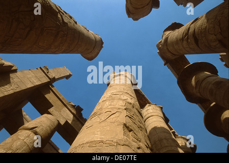 À la recherche jusqu'à piliers dans la salle hypostyle de la Cité d'Amon, Temple de Karnak, Louxor, Egypte Banque D'Images