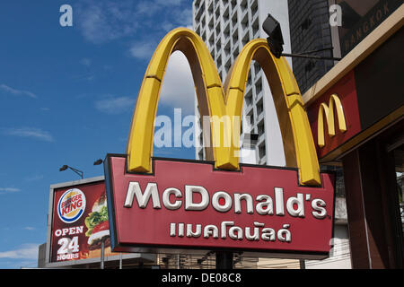 Les panneaux pour McDonald's et Burger King à Chiang Mai, Thaïlande, Asie du Sud-Est Banque D'Images