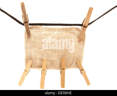 Des sacs, des clothespins et corde sur un fond blanc Banque D'Images