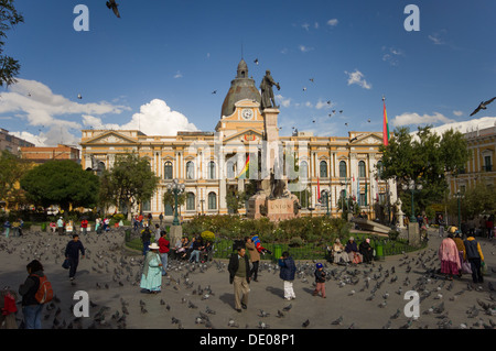 Les sections locales au milieu de pigeons devant le Congrès National de la Bolivie, plaza Murillo, La Paz, Bolivie Banque D'Images