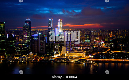 Gratte-ciel de Singapour Vue du toit de l'hôtel Marina Bay, dans la nuit Banque D'Images