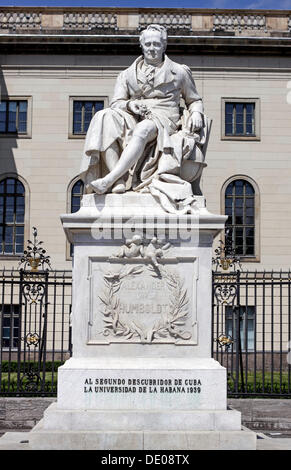 Statue d'Alexandre von Humboldt en face de l'Université Humboldt Banque D'Images