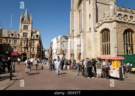 Centre-ville de Cambridge sous le soleil d'été, haut de Kings Parade, ville de Cambridge, Royaume-Uni Banque D'Images