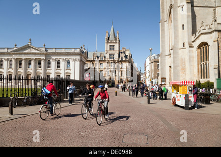 Cyclistes dans le centre-ville de Cambridge à vélo sur Kings Parade lors d'une journée ensoleillée en été, Cambridge Royaume-Uni Banque D'Images