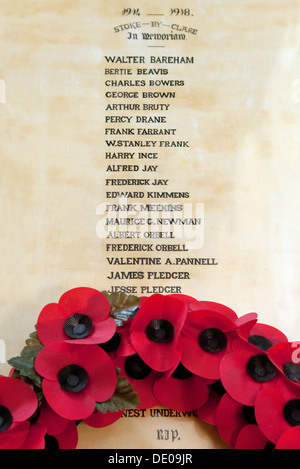 War Memorial de coquelicots à ceux tombés lors de la Première Guerre mondiale, l'église du village de Stoke par Clare East Anglia Suffolk, UK Banque D'Images