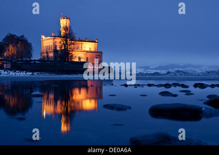 Le Château de Montfort à Langenargen sur le lac de Constance en hiver la nuit, Bodenseekreis, Lac de Constance district, Bade-Wurtemberg Banque D'Images