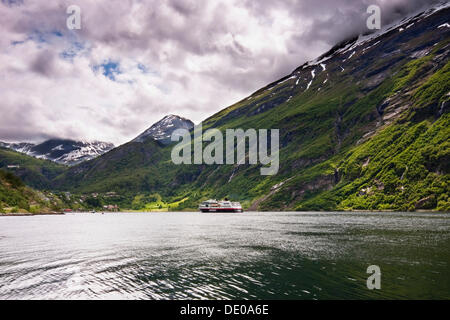 La ville de Geiranger à Geiranger Fjord avec un navire de Hurtigruten Norvège, Scandinavie, Europe Banque D'Images