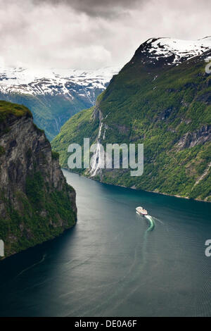 Vue sur le fjord de Geiranger à partir de l'oeil de lynx voir Ørnesvingen avec les cascades "Les Sept Soeurs" et d'un navire par Banque D'Images