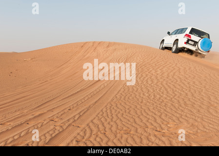 Véhicule utilitaire sport conduite sur une dune de sable du désert Banque D'Images