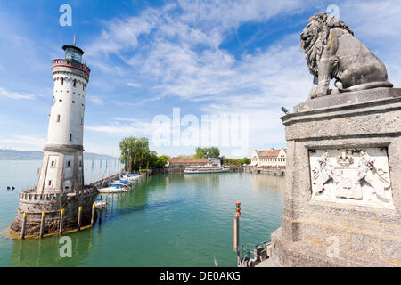 Phare et le lion bavarois à l'entrée du port de Lindau sur le lac de Constance, la Bavière, PublicGround Banque D'Images