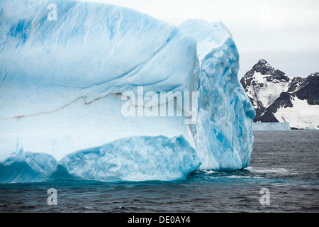 Blue iceberg au large de l'Île Laurie, Washington, Détroit Sud Orcades, océan du Sud, l'Antarctique Banque D'Images