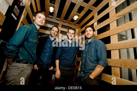 Hambourg, Allemagne. Août 19, 2013. Jakob Sinn (L-R), Kristoffer Huenecke, Johannes Strate et Niels Groetsch la bande de Revolverheld pose devant l'appareil photo à Hambourg, Allemagne, 19 août 2013. Photo : Sven Hoppe/dpa/Alamy Live News Banque D'Images