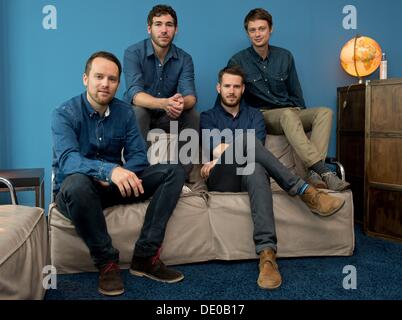 Hambourg, Allemagne. Août 19, 2013. Kristoffer Huenecke (L-R), Niels Groetsch, Johannes Strate et Jakob Sinn la bande de Revolverheld pose devant l'appareil photo à Hambourg, Allemagne, 19 août 2013. Photo : Sven Hoppe/dpa/Alamy Live News Banque D'Images