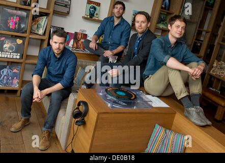 Hambourg, Allemagne. Août 19, 2013. Johannes Strate (L-R), Niels Groetsch, Kristoffer Huenecke et Jakob Sinn la bande de Revolverheld pose devant l'appareil photo à Hambourg, Allemagne, 19 août 2013. Photo : Sven Hoppe/dpa/Alamy Live News Banque D'Images