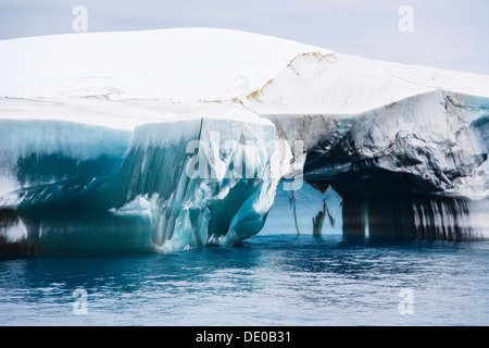 Noir et bleu iceberg au large de l'Île Laurie, Washington, Détroit Sud Orcades, océan du Sud, l'Antarctique Banque D'Images