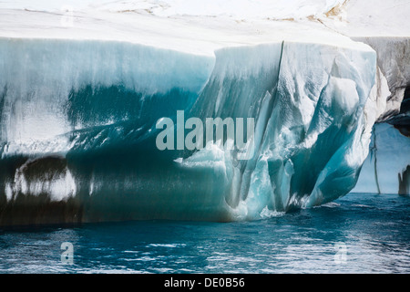 Noir et bleu iceberg au large de l'Île Laurie, Washington, Détroit Sud Orcades, océan du Sud, l'Antarctique Banque D'Images