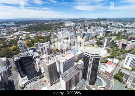 Vue depuis Skytower sur Auckland vers le mont Eden, Mont Saint Jean et le Mont Hobson Banque D'Images