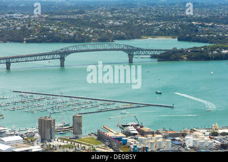 Vue depuis le pont du port vers la Skytower Banque D'Images