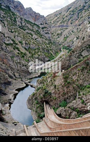 Barrage, Embalse de escales, du réservoir de la rivière Noguera Ribagorzana, village de Sopeira, Pyrénées, Aragon, Espagne, PublicGround Banque D'Images