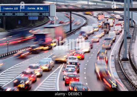 Motion blurred le trafic sur l'autoroute M8 dans le centre-ville de Glasgow, Écosse, Royaume-Uni Banque D'Images