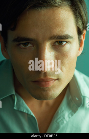 Man staring at camera, close-up Banque D'Images