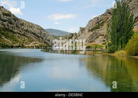 Réservoir de la rivière Noguera Ribagorzana, village de Sopeira, Pyrénées, la province d'Huesca, Aragon, Espagne, PublicGround Banque D'Images