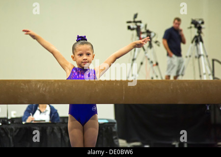 Detroit, Michigan - une fille fait concurrence à la poutre lors de l'AAU Jeux Olympiques Junior. Banque D'Images