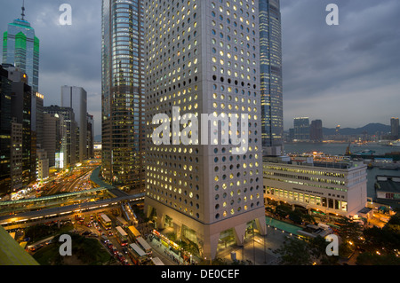 Le trafic important en face de Jardine House, le Jardine Matheson, bâtiment vu de l'hôtel Mandarin Oriental, Hong Kong, Chine Banque D'Images