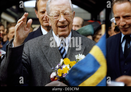 Le roi Gustave VI Adolphe de Suède arrive à Helsingborg, Scania, 1973. Artiste : Inconnu Banque D'Images