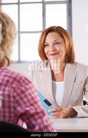 Chef du personnel au cours d'une entrevue avec un stagiaire Banque D'Images