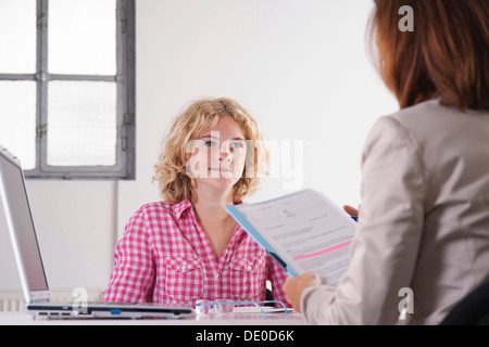 Stagiaire au cours d'une entrevue avec un gestionnaire du personnel Banque D'Images