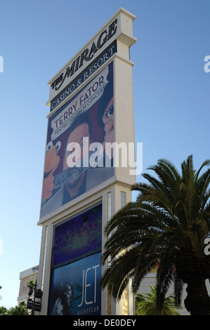 Ciel bleu entrée portrait signe marquee, avec revêtement intérieur image Terry Fator ventriloque, Mirage Casino Resort, Las Vegas Strip Banque D'Images