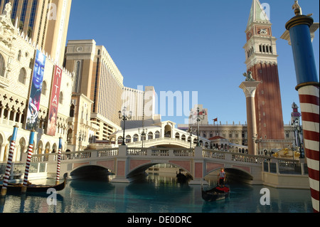 Vue sur le ciel bleu, de Pont du Rialto et le Campanile, gondole avec gondolier déménagement canal artificiel, Venetian Resort, Las Vegas Strip Banque D'Images