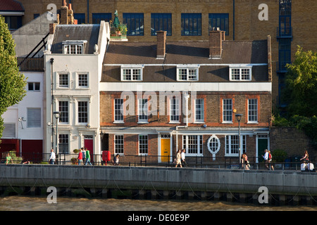 Maisons en bord de rivière, Tamise, Londres, Angleterre Banque D'Images