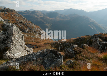 Les montagnes de Knoydart sur Loch Hourn, à partir de la crête de Fada Druim, région des Highlands, Ecosse, Royaume-Uni Banque D'Images