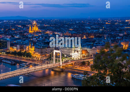 Vue de la Citadelle à Budapest, Ravageur, pont Elisabeth, dusk, Budapest, Hongrie, Europe Banque D'Images