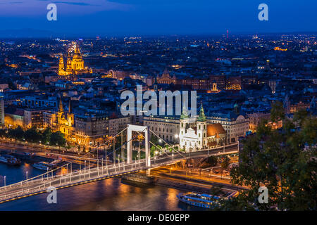 Vue de la Citadelle à Budapest, Ravageur, pont Elisabeth, dusk, Budapest, Hongrie, Europe Banque D'Images