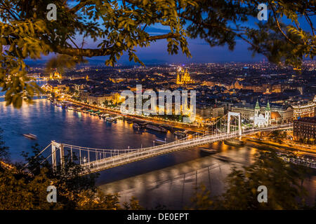 Vue depuis la citadelle jusqu'au Danube, pont Elisabeth, Pest, Budapest, Hongrie, Europe Banque D'Images