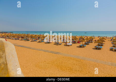 Des chaises longues et des parasols sur la plage, Praia, Albufeira, Algarve, Portugal, Europe Banque D'Images