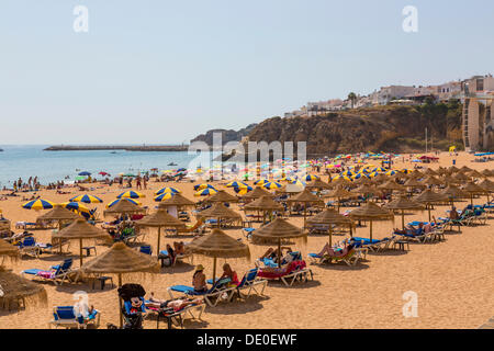 Des chaises longues et des parasols sur la plage, Praia, Albufeira, Algarve, Portugal, Europe Banque D'Images