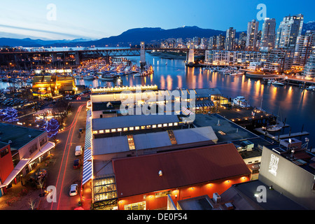 Coucher du soleil, le marché public de Granville Island et Yaletown depuis le sommet de la Granville Bridge, à l'arrière-plan du pont Burrard Banque D'Images