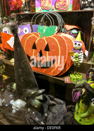 Afficher la fenêtre de magasin Halloween papyrus, NYC Banque D'Images