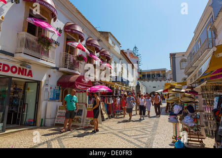 Rue commerçante, Albufeira, Algarve, Portugal, Europe Banque D'Images