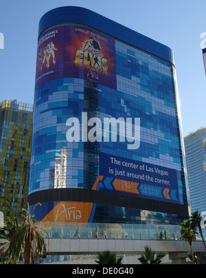 Ciel bleu, portrait de Planet Hollywood, Harmon en verre bleu, avec de l'Hôtel Viva Elvis show annonces, viaduc au-dessus de Las Vegas Strip Banque D'Images