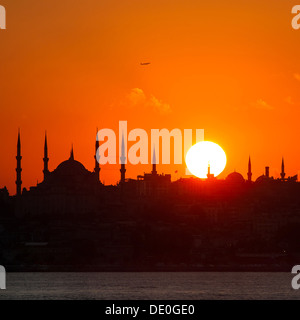 Silhouette d'Istanbul. Mosquée Bleue et Sainte-Sophie au coucher du soleil. Banque D'Images