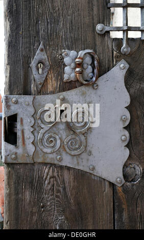 Ancien des raccords en métal autour d'un verrou de porte, Burg Château de Trausnitz, Landshut, Basse-Bavière, Bavière Banque D'Images