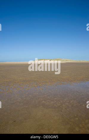 Vue sur la plage de Holkham, Holkham Bay, sous un ciel bleu profond, dans North Norfolk, England, UK Banque D'Images