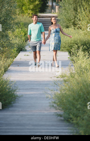 Couple en train de marcher le long de la promenade à travers la nature préserver Banque D'Images